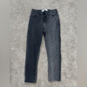 Hollister Charcoal High-Rise Jeans

WAIST 26

REGULAR FIT